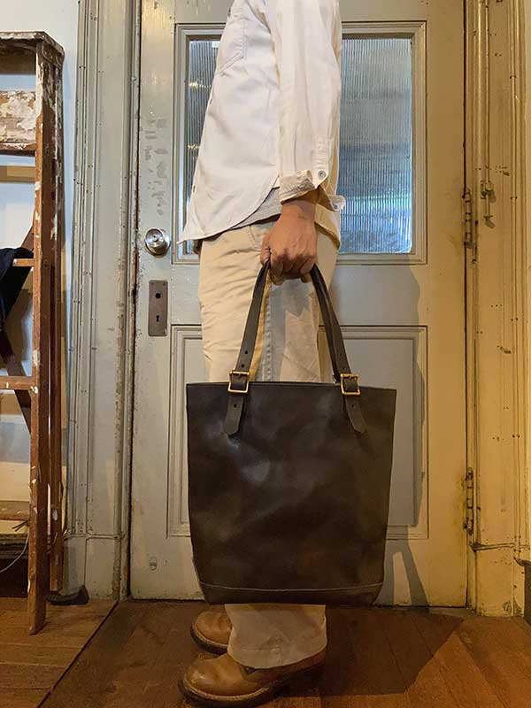 LEATHER TRAVEL TOTE BAG - HEIGHT／ BLACK（ブラック）